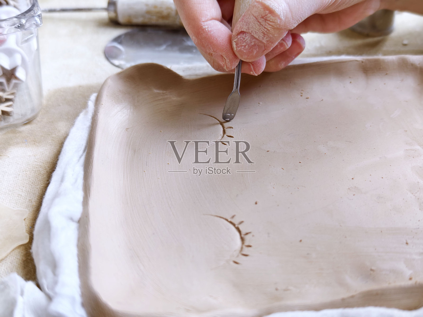 儿童陶艺工作坊。孩子们学习如何使用粘土制作美丽的餐具。照片摄影图片