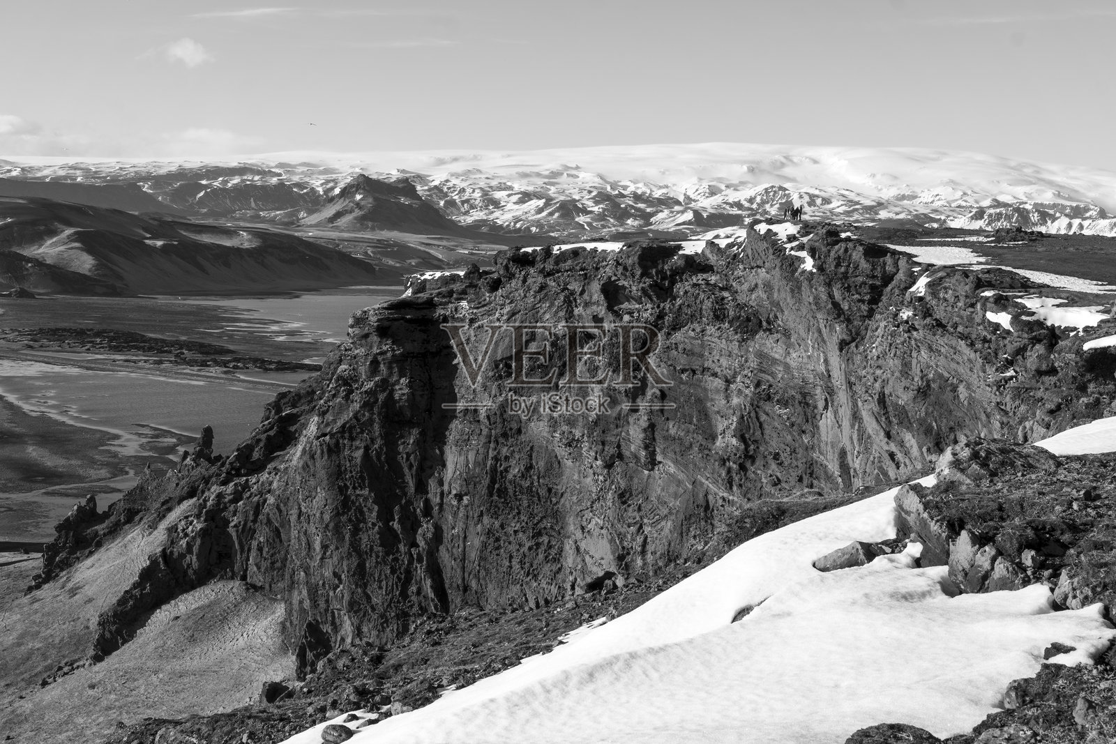 冰岛雷尼斯黑沙滩的黑沙与海洋水,来自迪尔霍拉伊灯塔和观景点的阳光明媚的早晨景观照片摄影图片