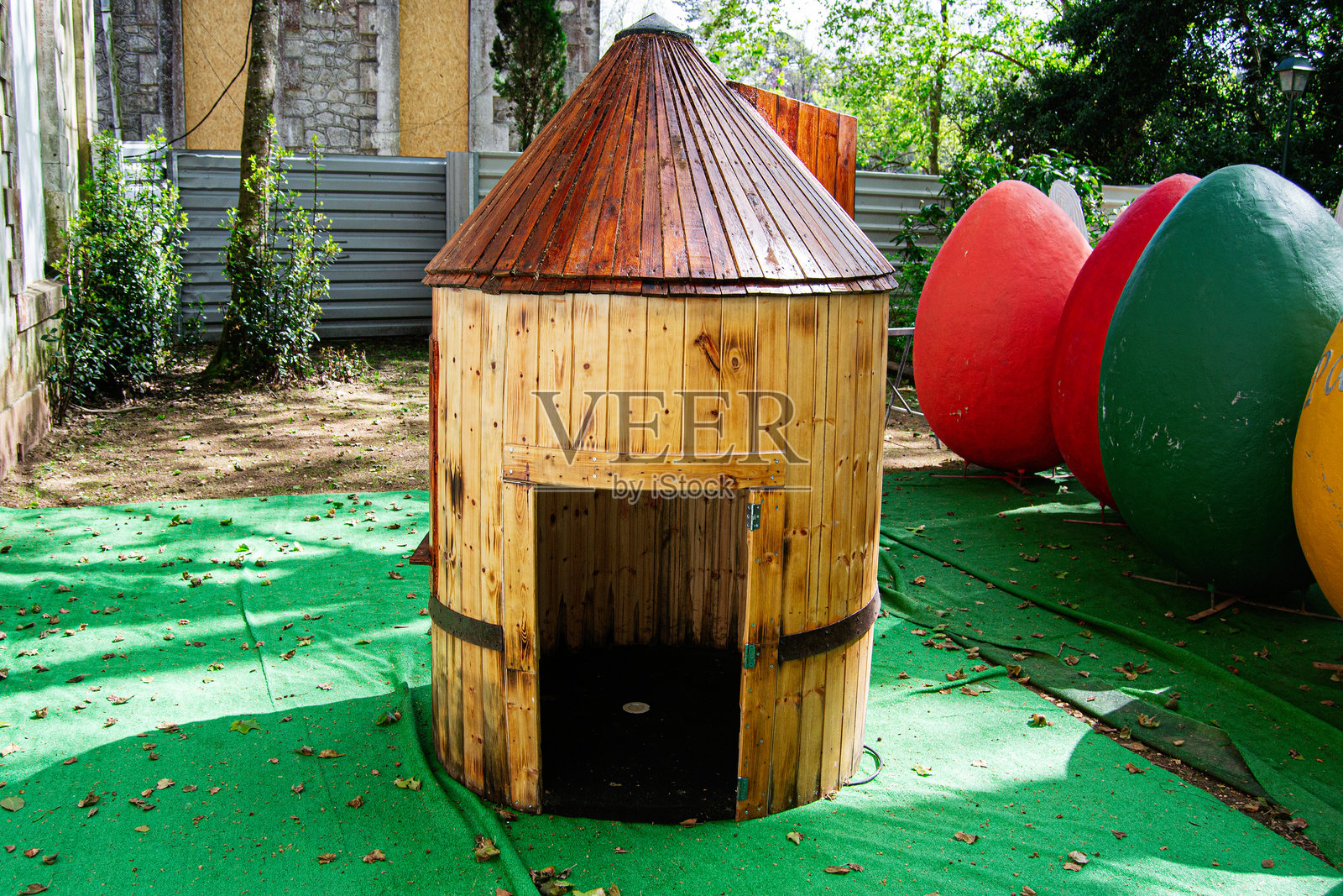 葡萄牙卡尔达斯达雷尼亚的户外区域,木质结构与多彩形状照片摄影图片