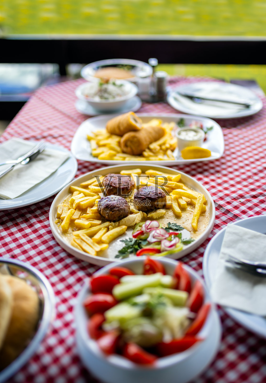 山顶餐厅露台上的传统午餐照片摄影图片