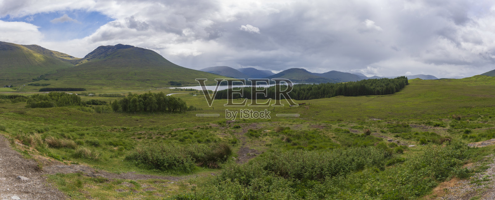 特罗斯赫斯通常指的是位于苏格兰斯特灵市议会地区本·洛蒙德东侧的一片林木葱郁的山谷、坡地和湖泊区域。照片摄影图片