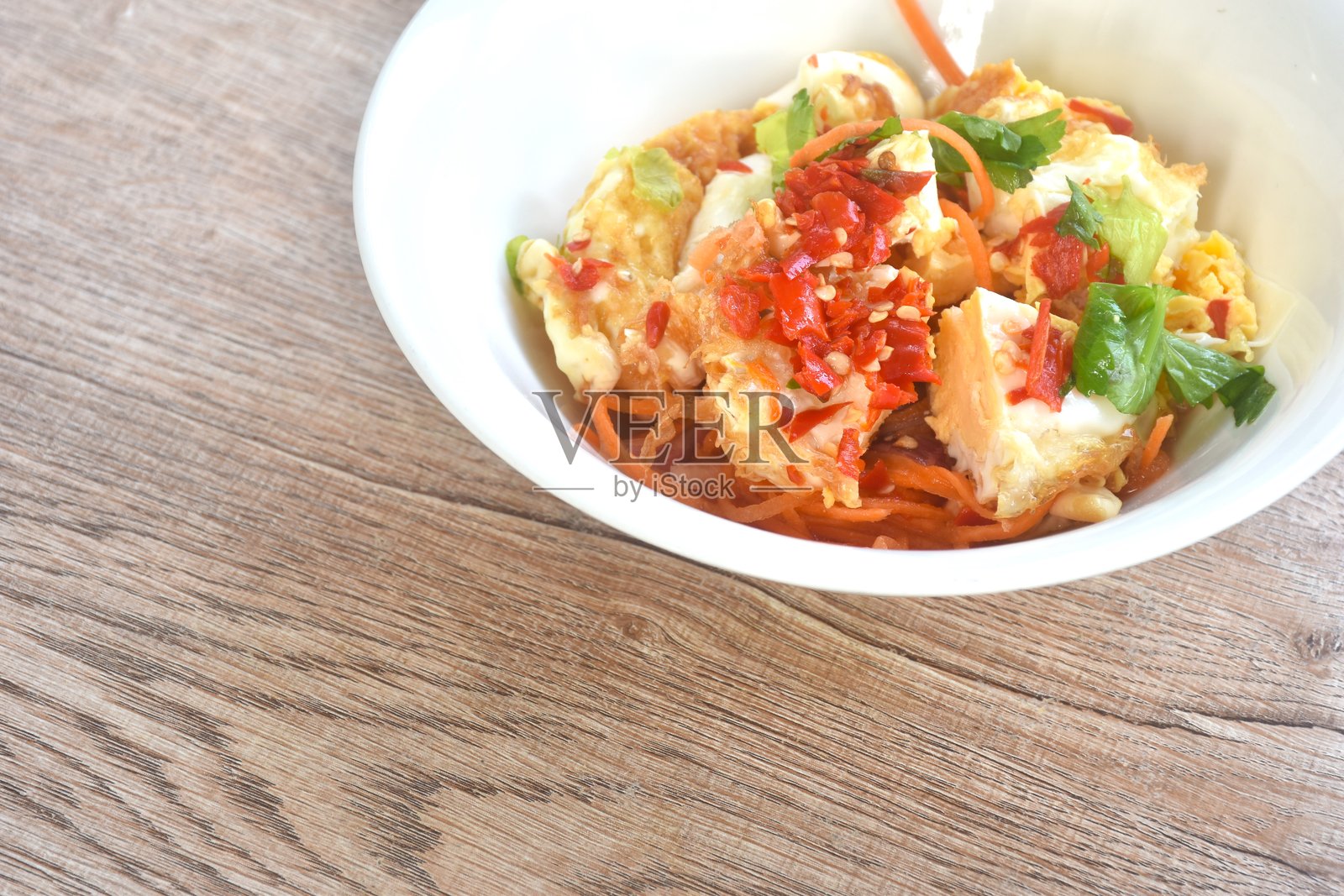 泰式沙拉:辣味面糊炸蛋配番茄和青葱照片摄影图片