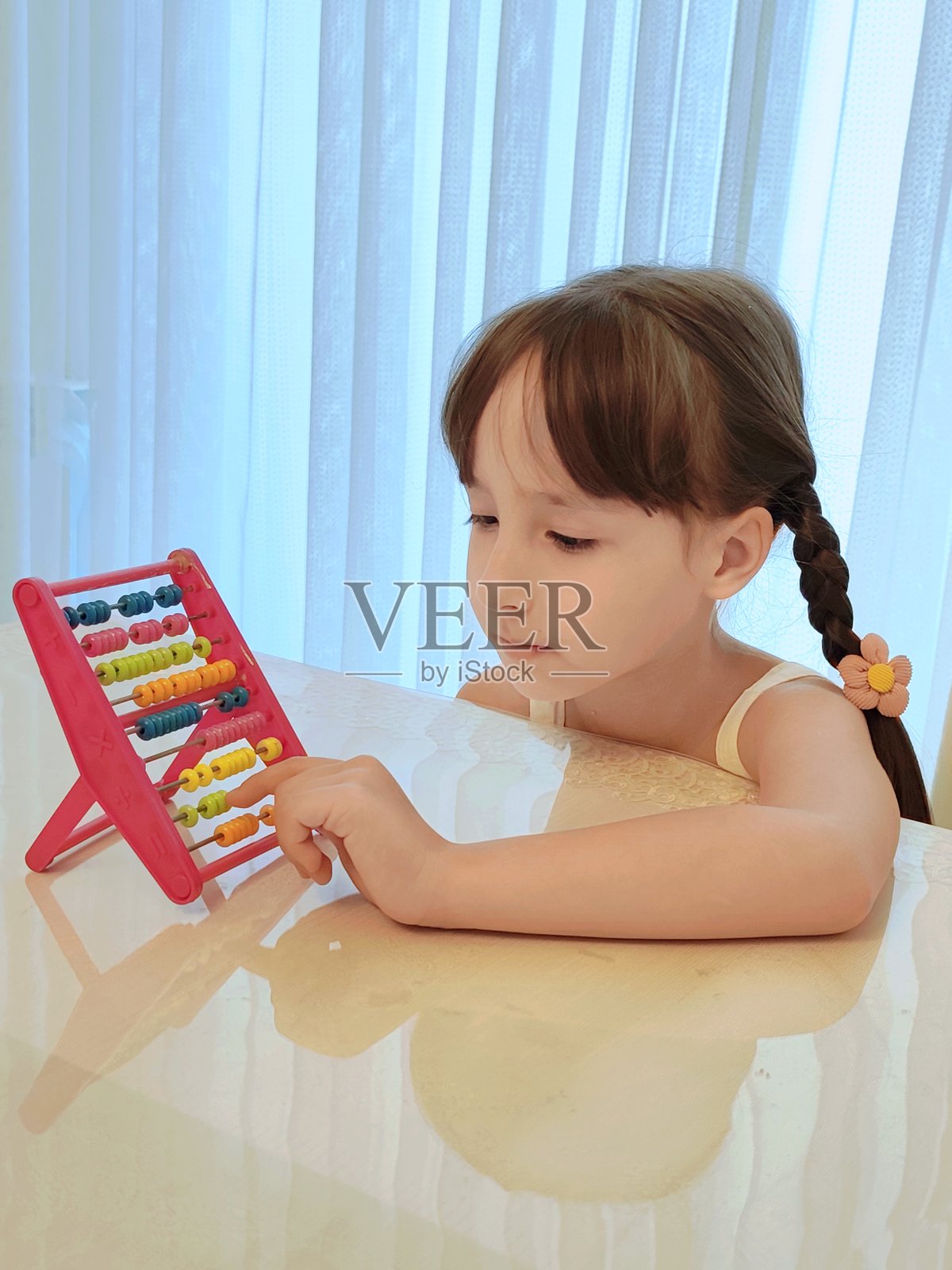 幼儿女孩使用计数工具。家庭教育照片摄影图片