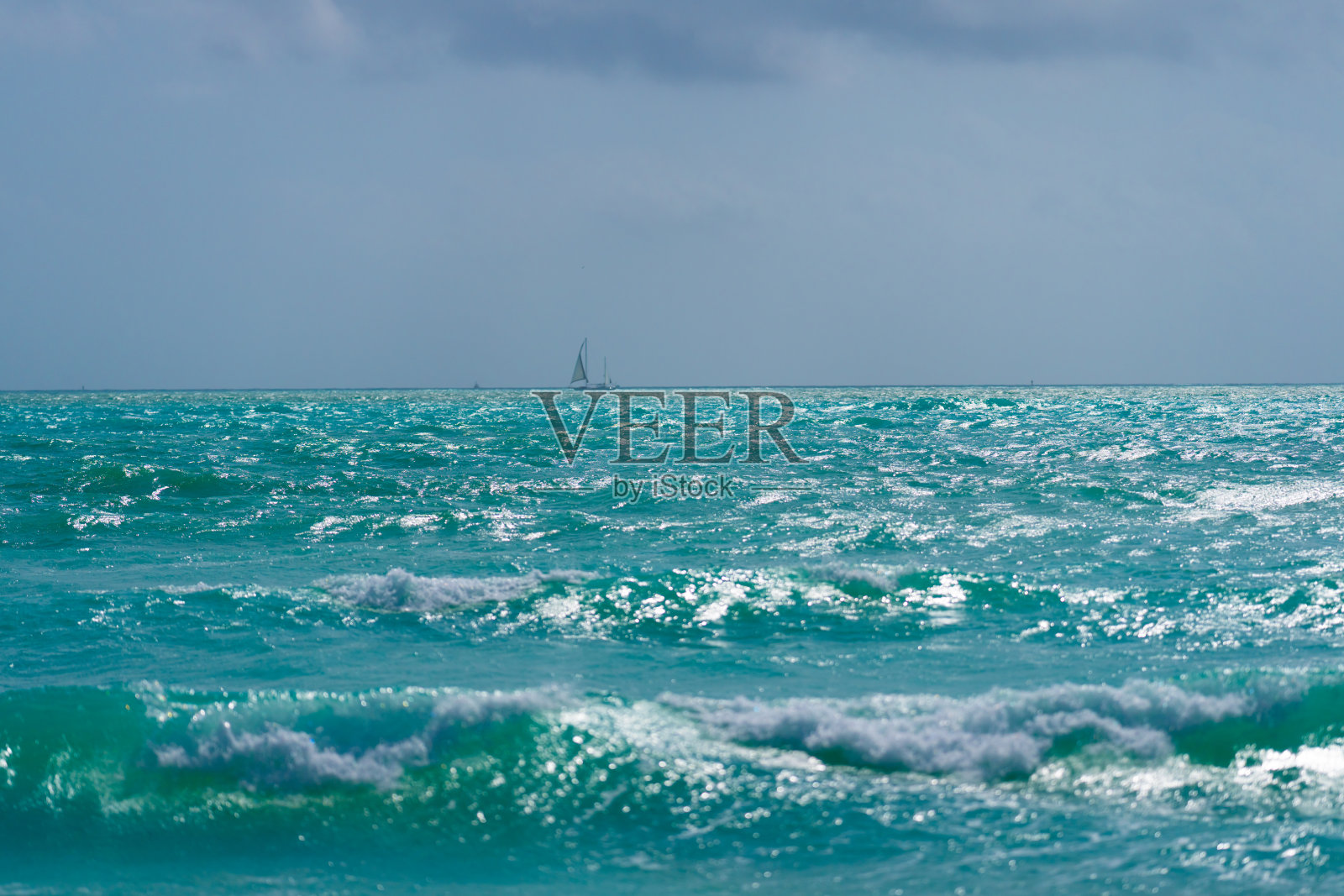 海洋背景。蓝色海洋。沙滩。海浪。夏季海边。热带海岸线。异域的碧绿色水域。海浪拍打的泡沫。阳光明媚的海滩景色。照片摄影图片