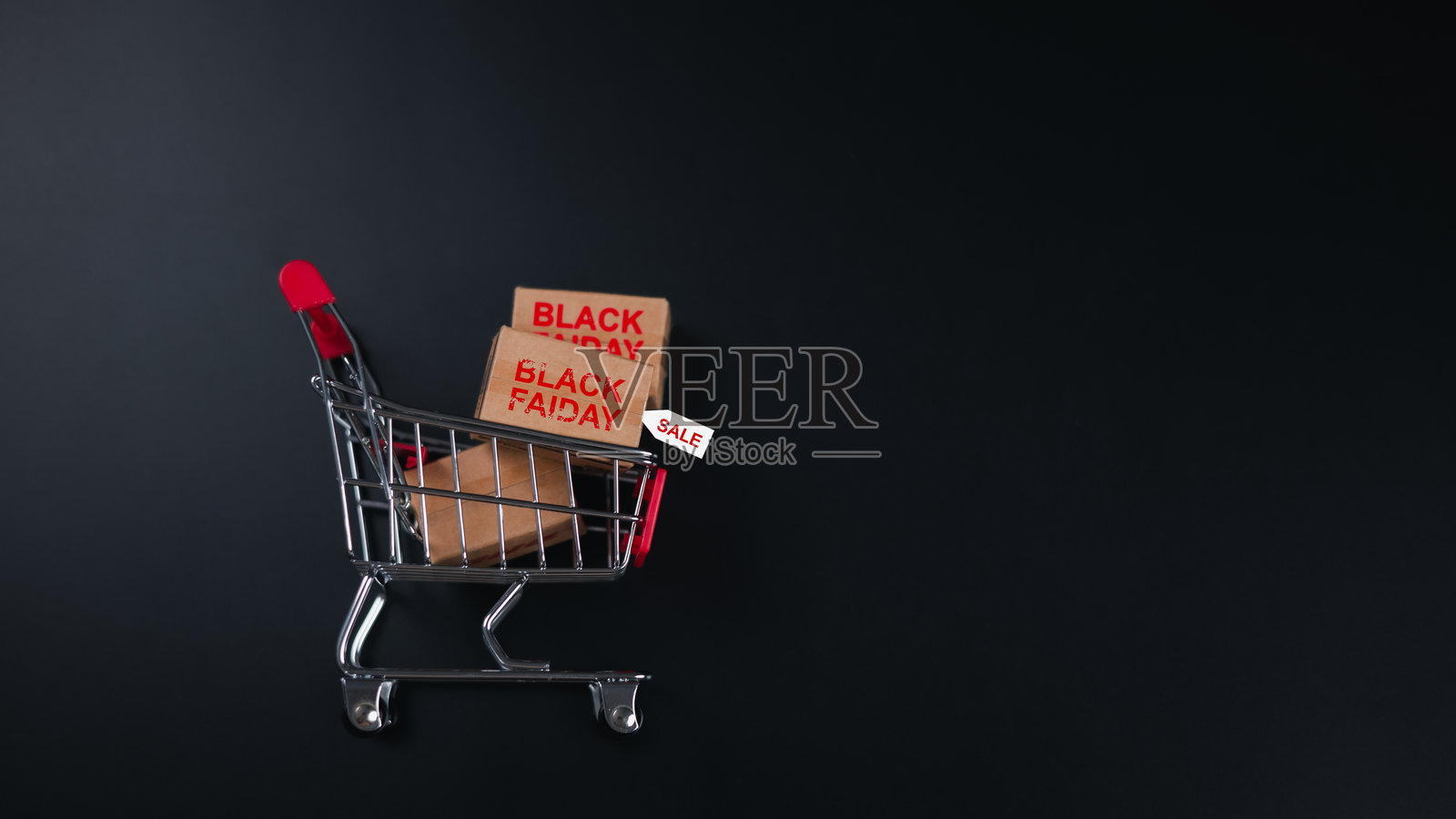 电子商务促销和折扣购物。带有“黑色星期五”标签的迷你购物车,象征着重大促销活动,适合零售广告、节日优惠和消费者购买概念。照片摄影图片