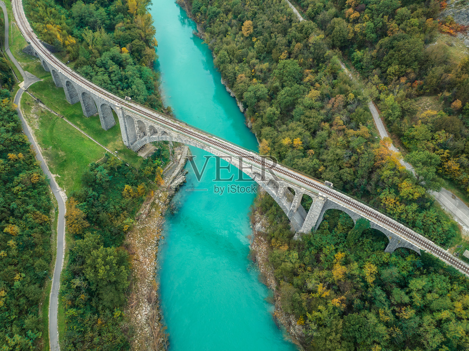 斯洛文尼亚索尔坎桥的鸟瞰图照片摄影图片