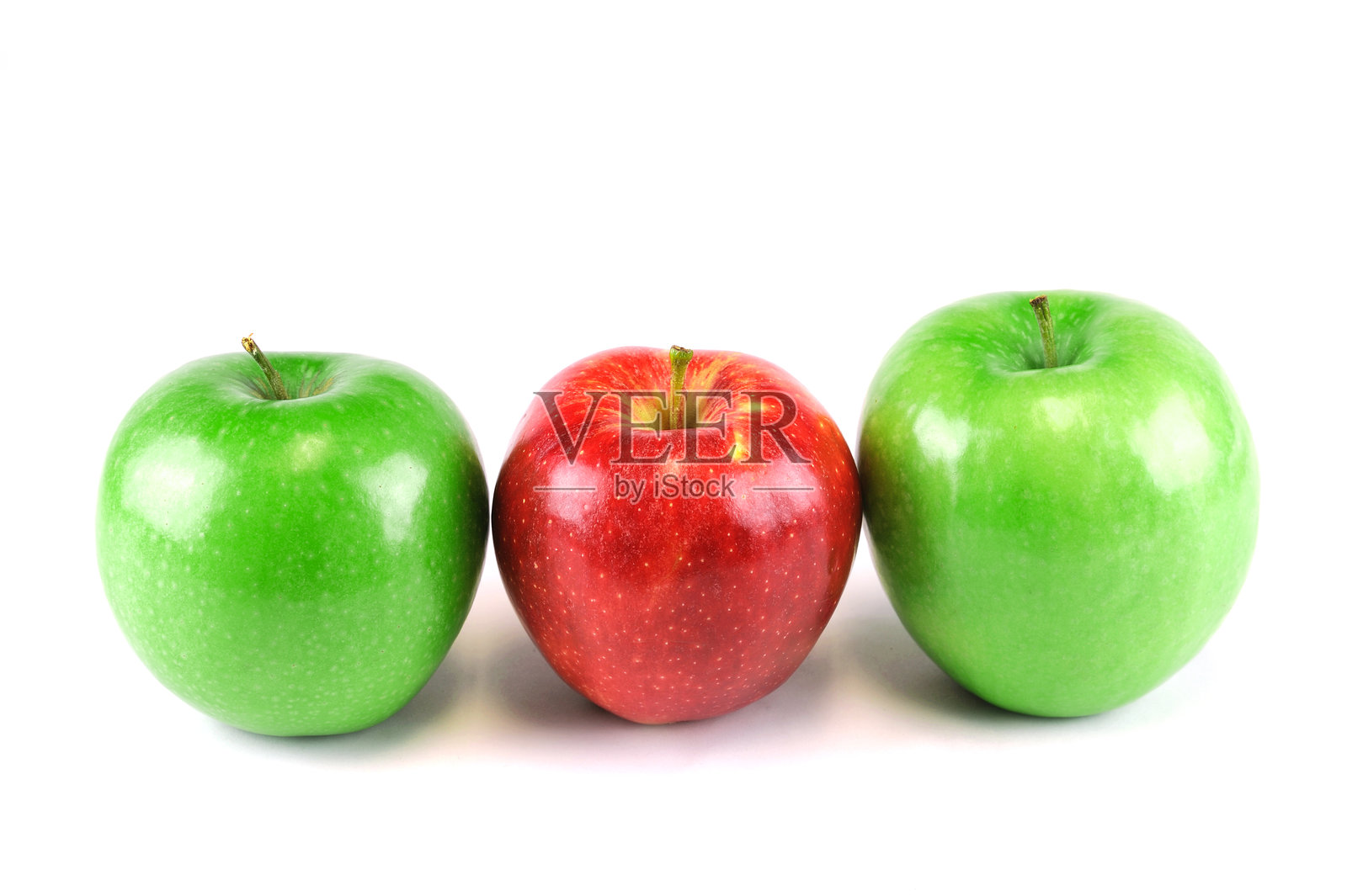 白色背景上的绿色和红色苹果照片摄影图片