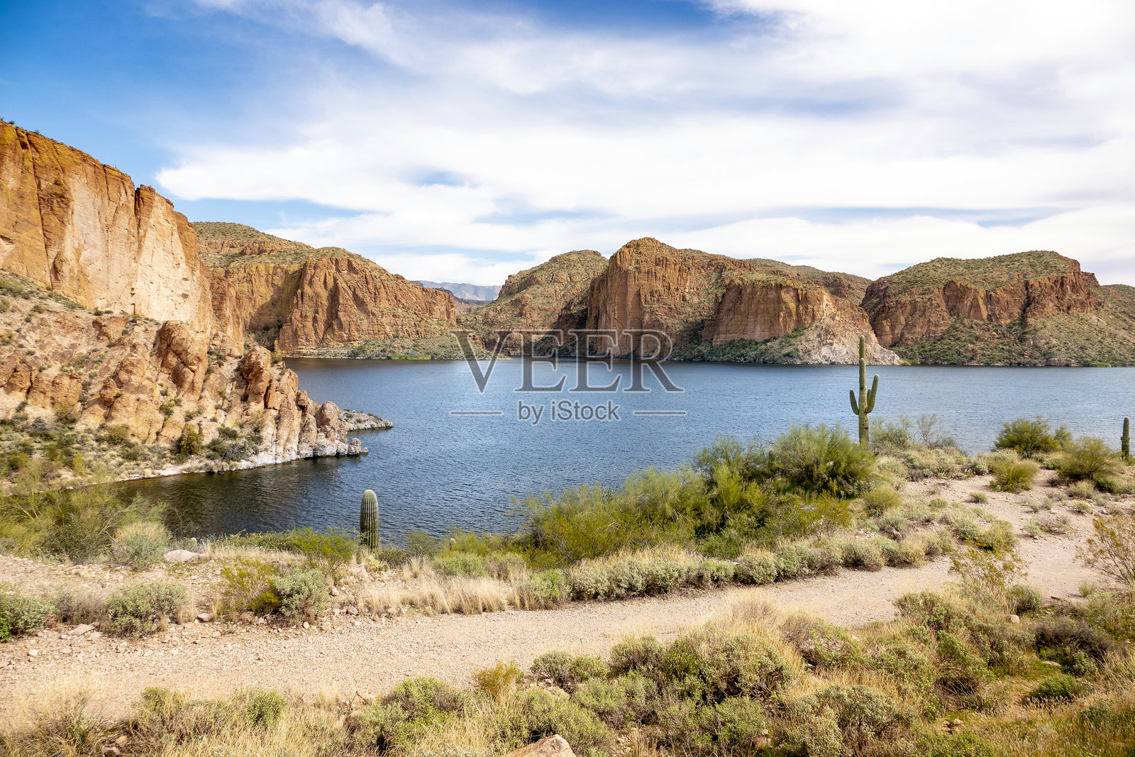 亚利桑那州美丽的沙漠峡谷湖,靠近玉米饼平原和超自然山脉照片摄影图片