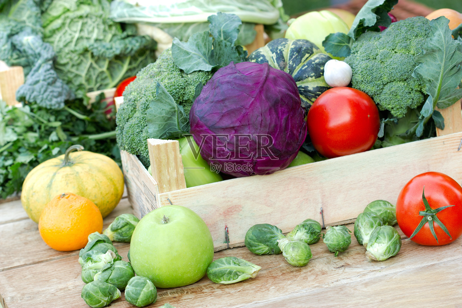 桌子上的有机水果和蔬菜,健康饮食中的食物照片摄影图片