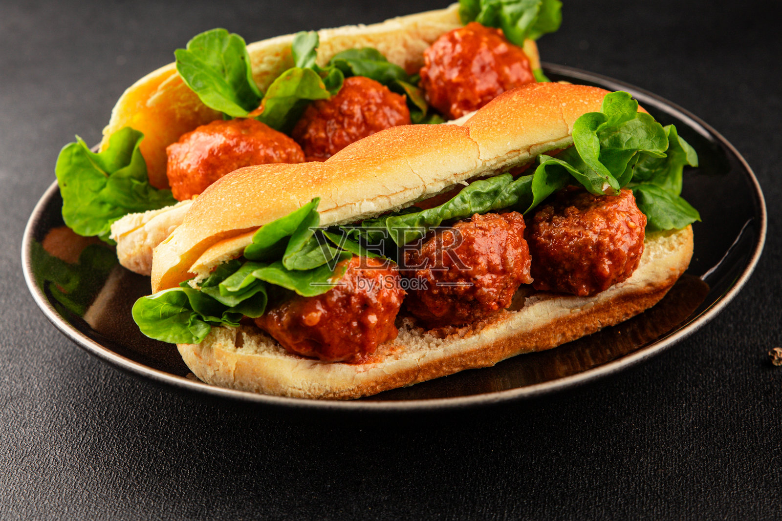 肉丸三明治 快餐肉类 新鲜美味的美食 背景在桌子上 乡村风格的食物 顶视图 留白空间照片摄影图片