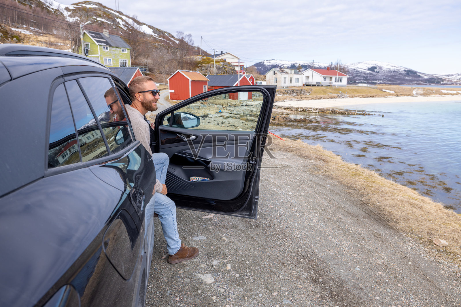 风景如画的海岸停靠点与电动租车照片摄影图片