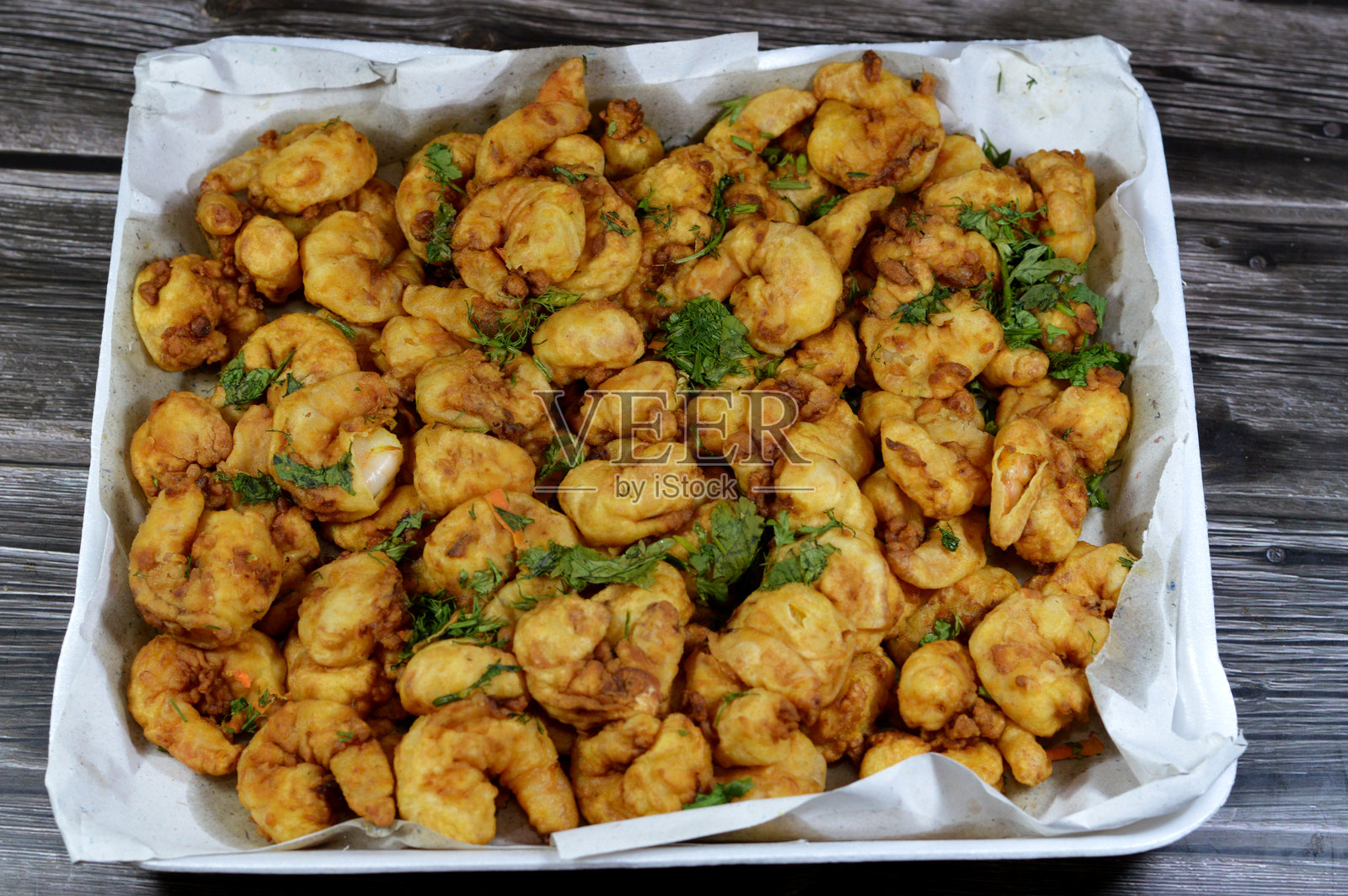 裹着面粉并在热油中炸制的炸虾,虾是一种具有细长身体的甲壳类动物(贝类的一种)。照片摄影图片