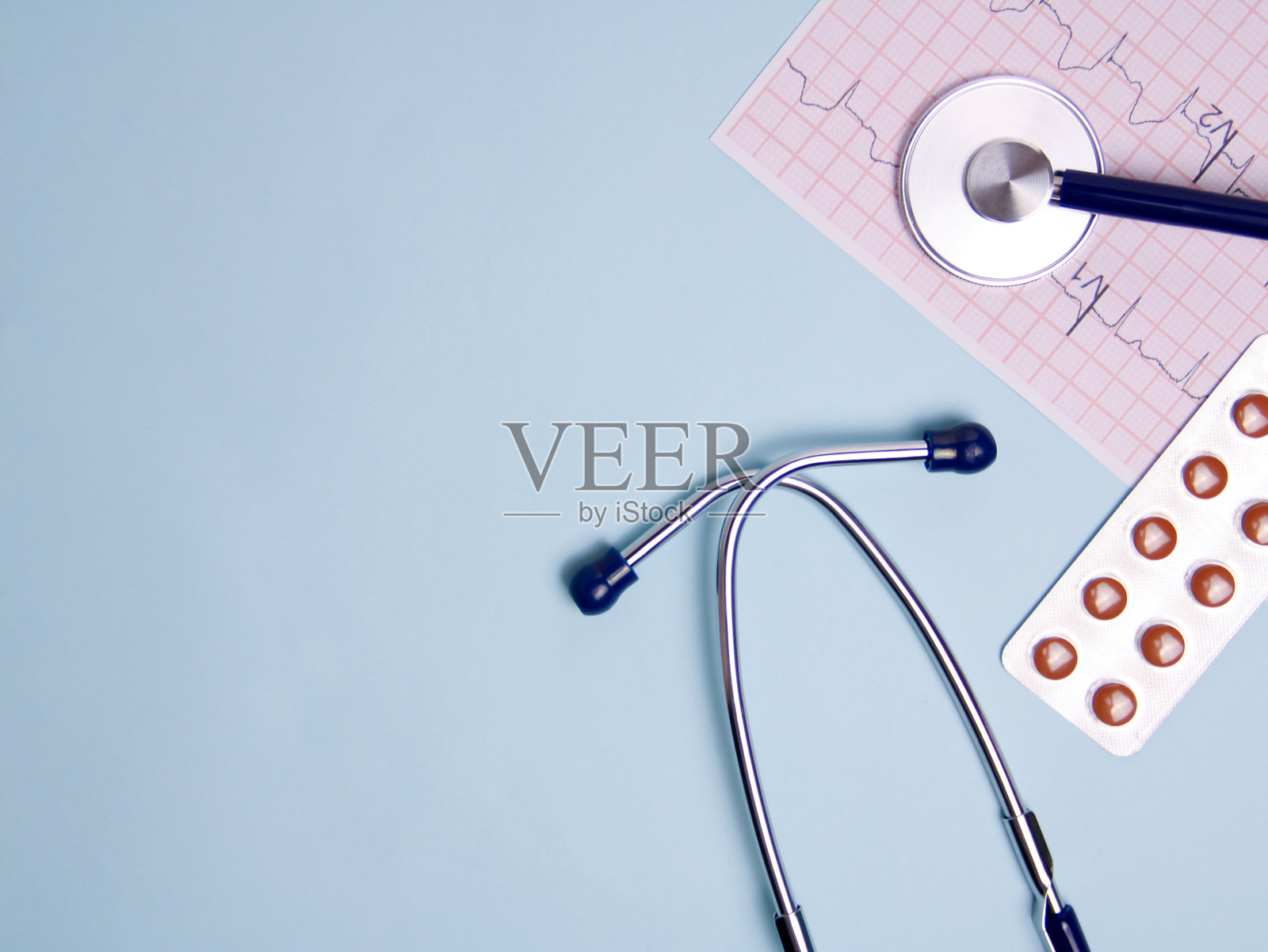 听诊器和药物,背景为蓝色,医疗保健和医疗技术的概念,设计的复制空间。照片摄影图片