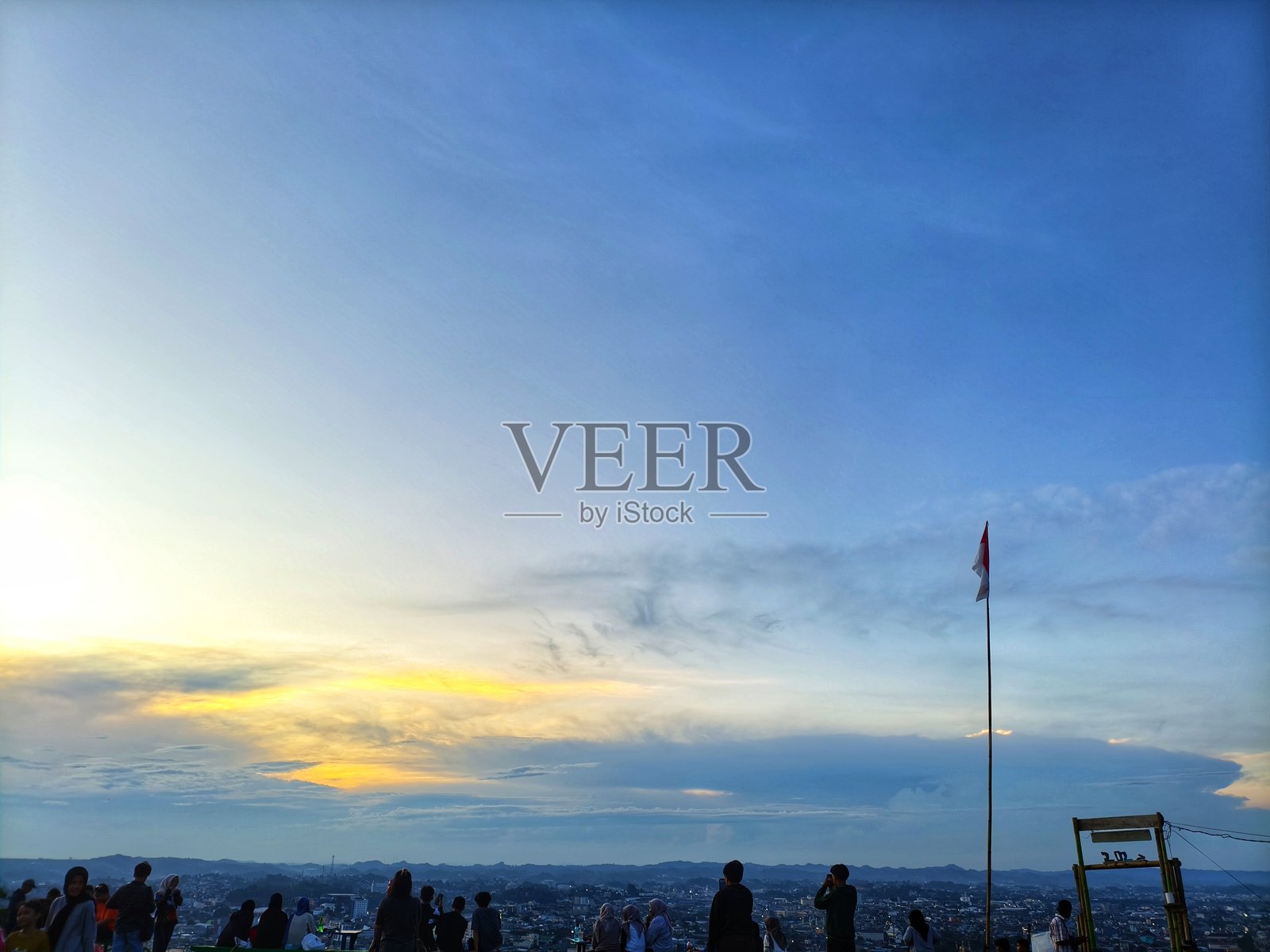 美丽的黄昏天空是一种令人惊叹的自然景观,常常展现出红色、橙色和黄色的色调,随着太阳的落下而变化。照片摄影图片