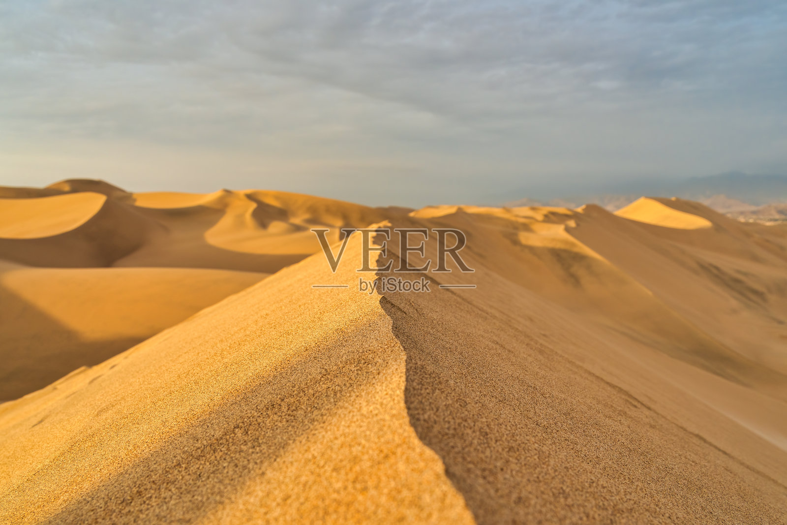 华卡奇纳附近的伊卡沙漠日落景观,平滑的金色沙丘照片摄影图片