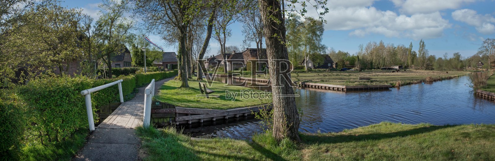 荷兰奥弗赖ssel的吉特霍恩乡村水乡。芦苇屋顶的农舍、运河和桥梁。照片摄影图片