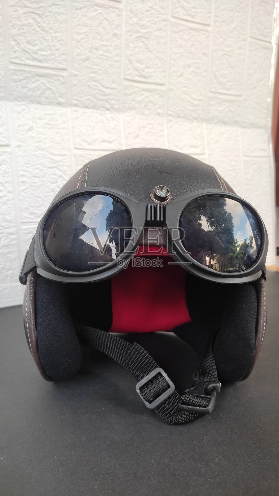 现代摩托车棕色头盔配眼镜照片摄影图片