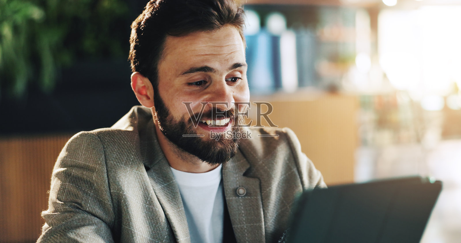 办公室,商人微笑着使用平板电脑进行审批、研究或在线结果。员工、餐厅和男性编辑使用数字技术阅读文章、博客和信息,带着想法在大厅中。照片摄影图片