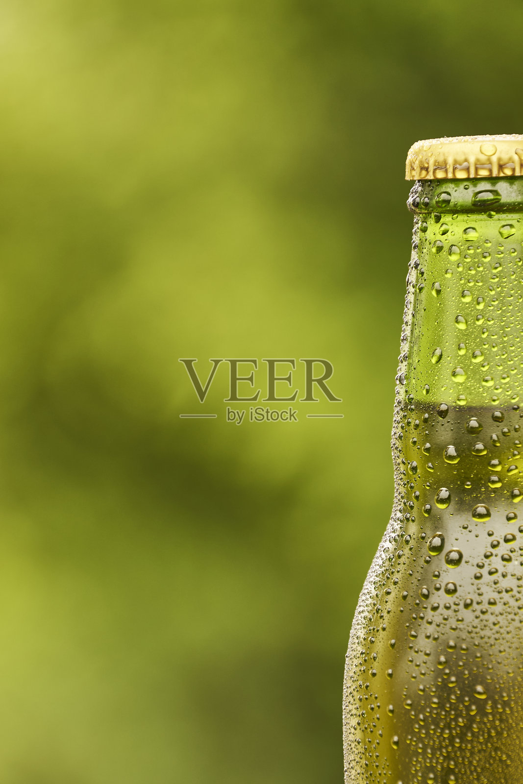 一瓶冰冷的啤酒,前景有水滴照片摄影图片