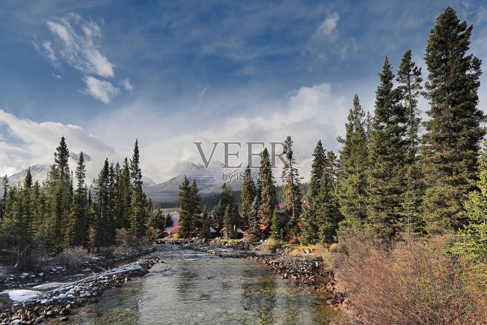 路易斯湖村,皮皮斯通河上游注入博河,山峰(从左到右)为:寺庙山、鞍山、背山、谢尔山、哈多山。班夫,阿尔伯塔,加拿大。照片摄影图片
