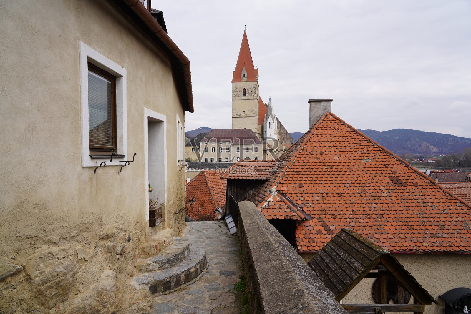 韦森基兴是奥地利下奥地利州克雷姆斯地区的一个小镇。早春时节的小型欧洲小镇。位于瓦豪谷的奥地利小镇。照片摄影图片