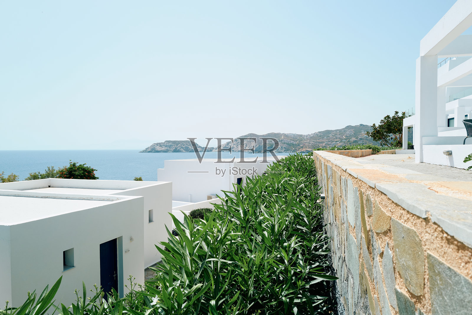 绿色的叶子和希腊白色方形建筑照片摄影图片