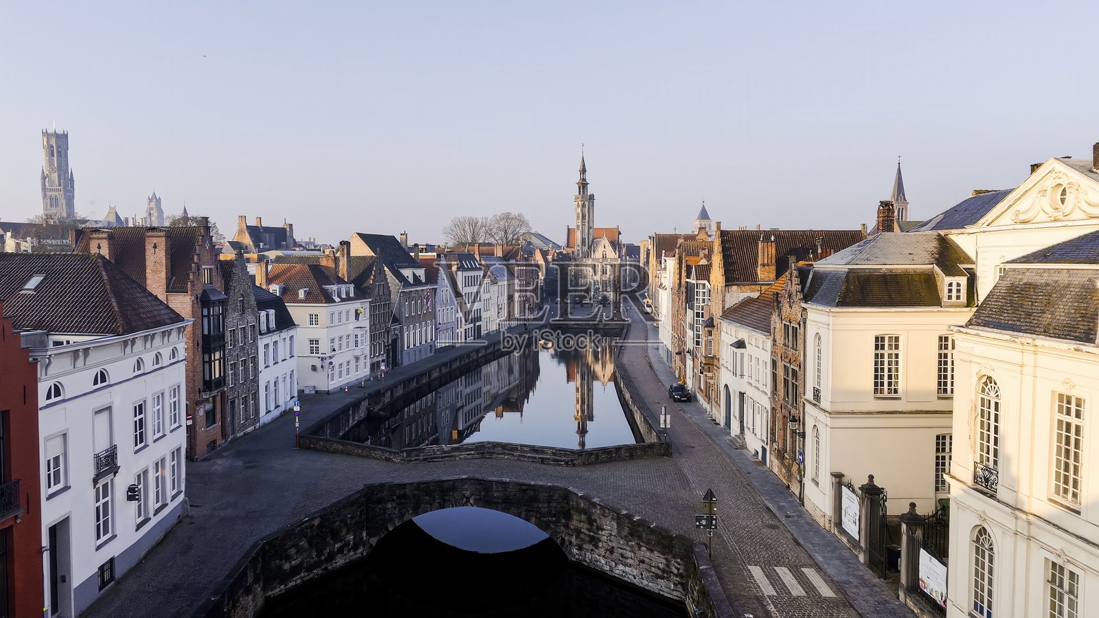 布鲁日,比利时,日出时分的扬·范·艾克广场和斯皮诺拉雷运河的鸟瞰图,波尔特斯洛赫塔,历史悠久的弗拉芒建筑和欧洲古城城市风景,旅游摄影概念照片摄影图片