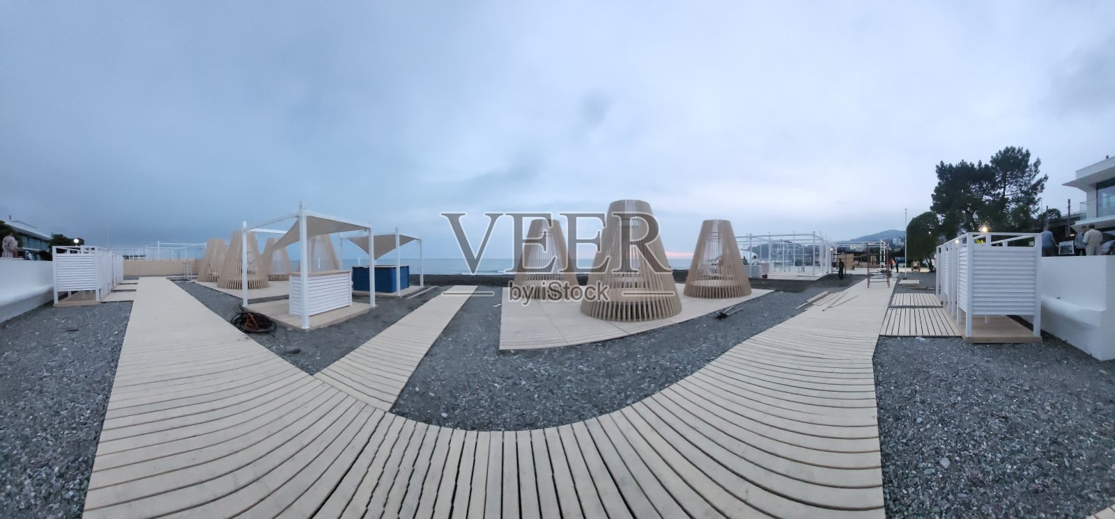 海滩区域的美化,木质装饰,城市黄昏照片摄影图片