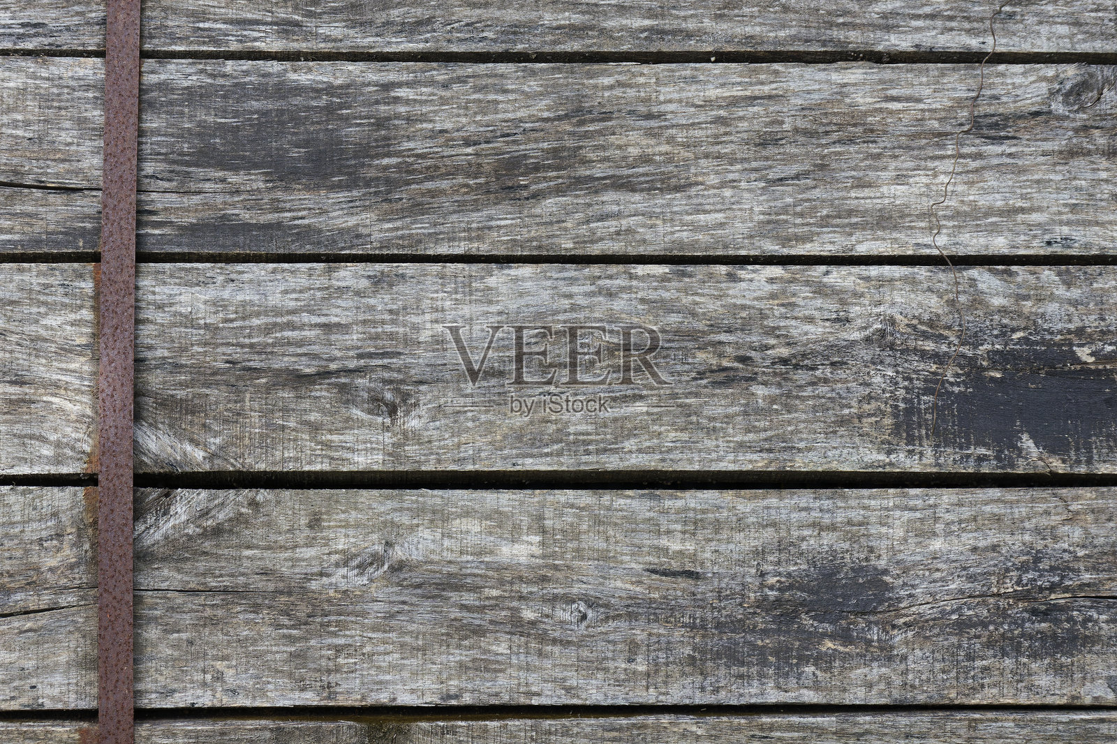 带有生锈金属带的乡村风格风化木板背景纹理,陈旧的灰色木材表面,粗糙的工业设计元素照片摄影图片