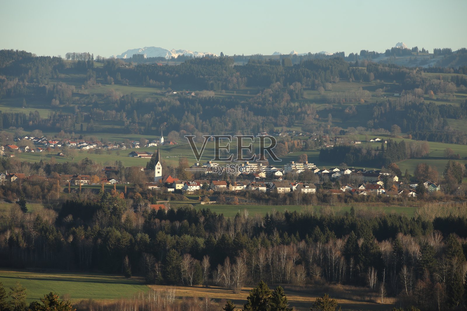 美丽的乡村中间有一个小镇照片摄影图片