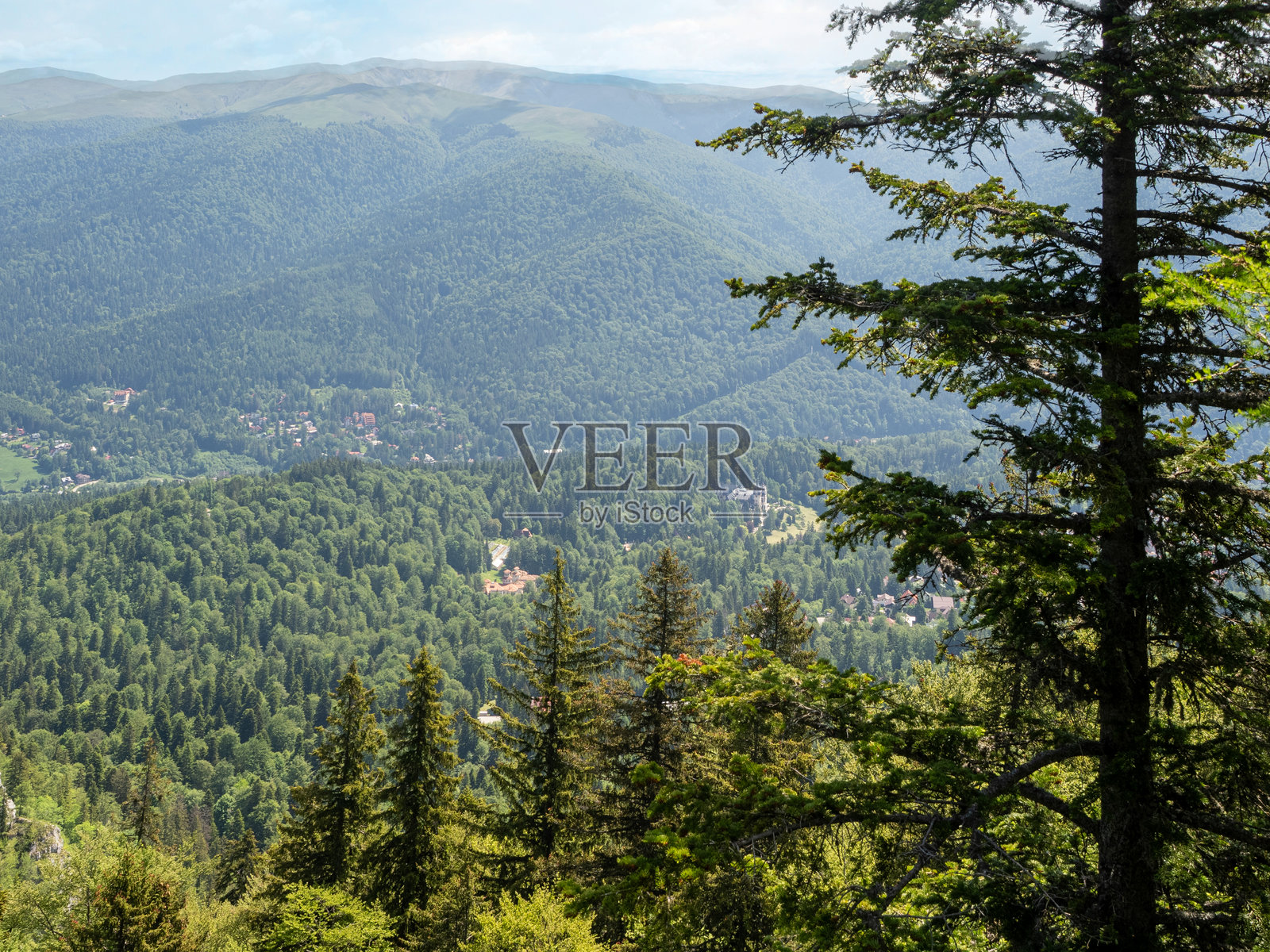 从1400米高的地方俯瞰罗马尼亚锡纳亚的普拉霍瓦河谷照片摄影图片