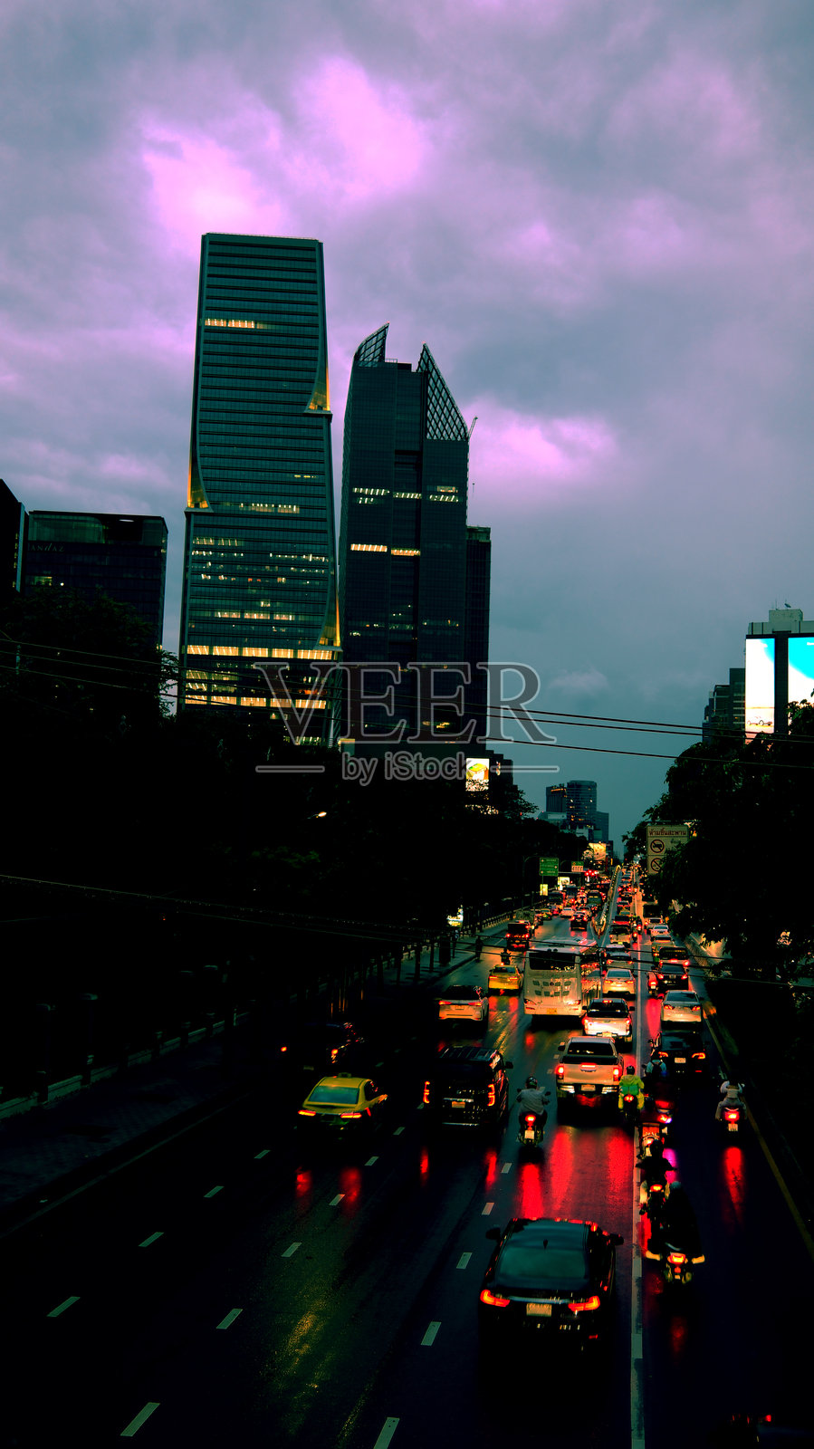 曼谷城市天际线在蓝色时刻的交通拥堵中照片摄影图片