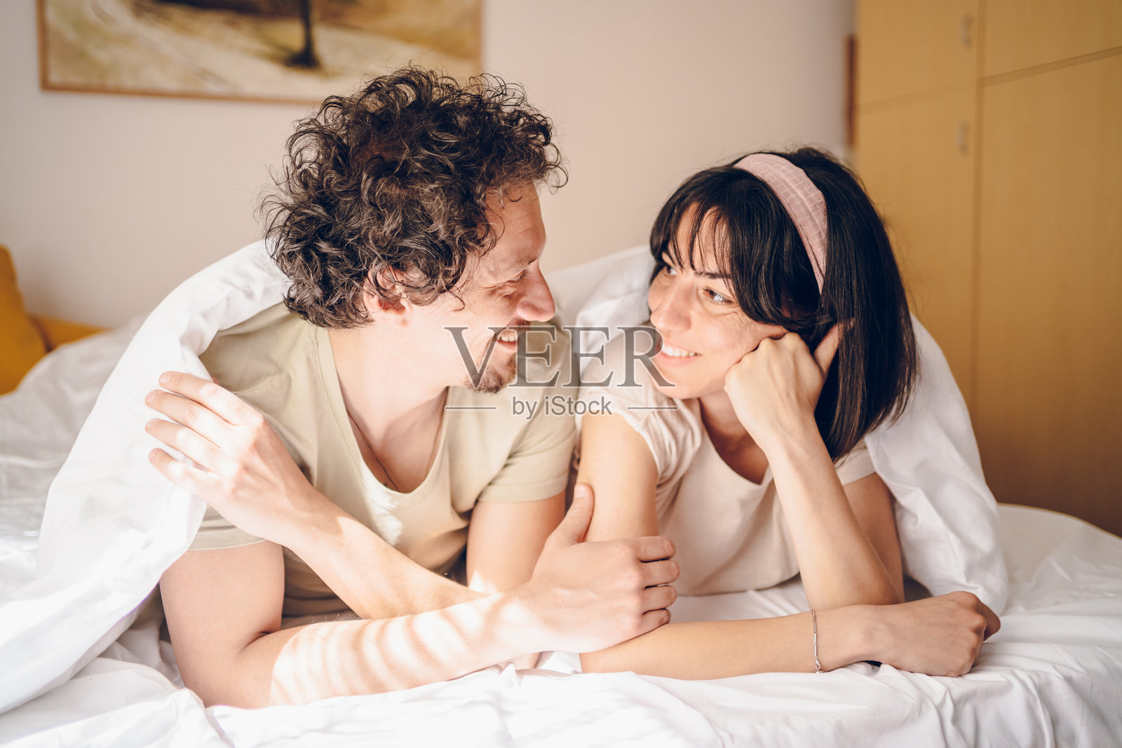 快乐的情侣在卧室里享受时光照片摄影图片