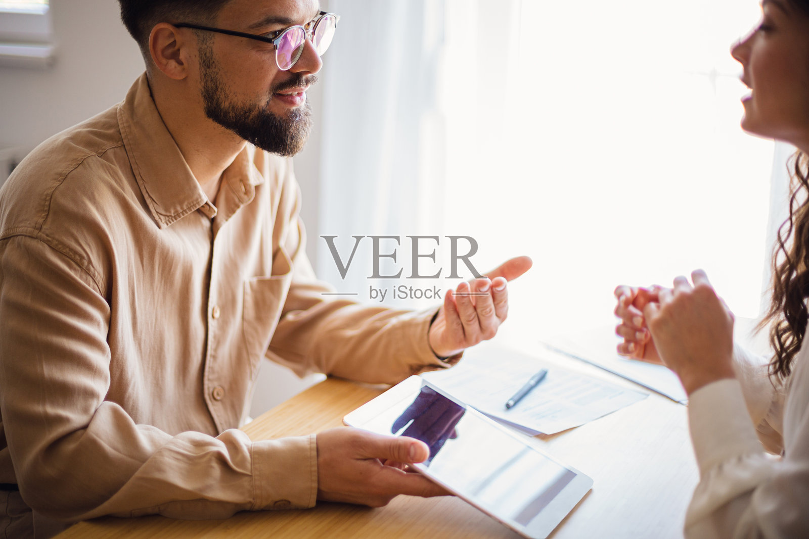 商业伙伴在会议中使用平板电脑讨论项目照片摄影图片