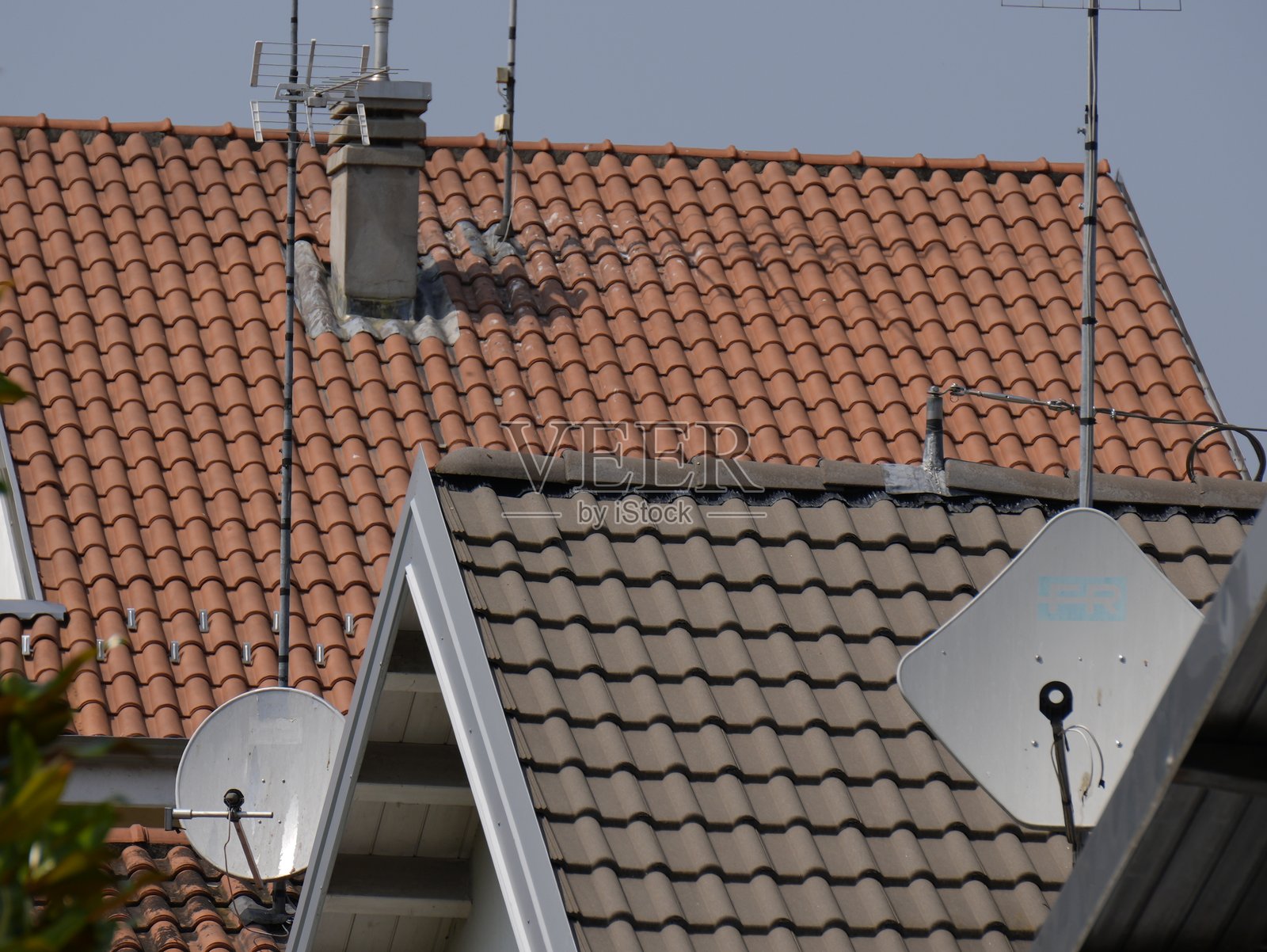 带有旧卫星天线的房屋屋顶照片摄影图片