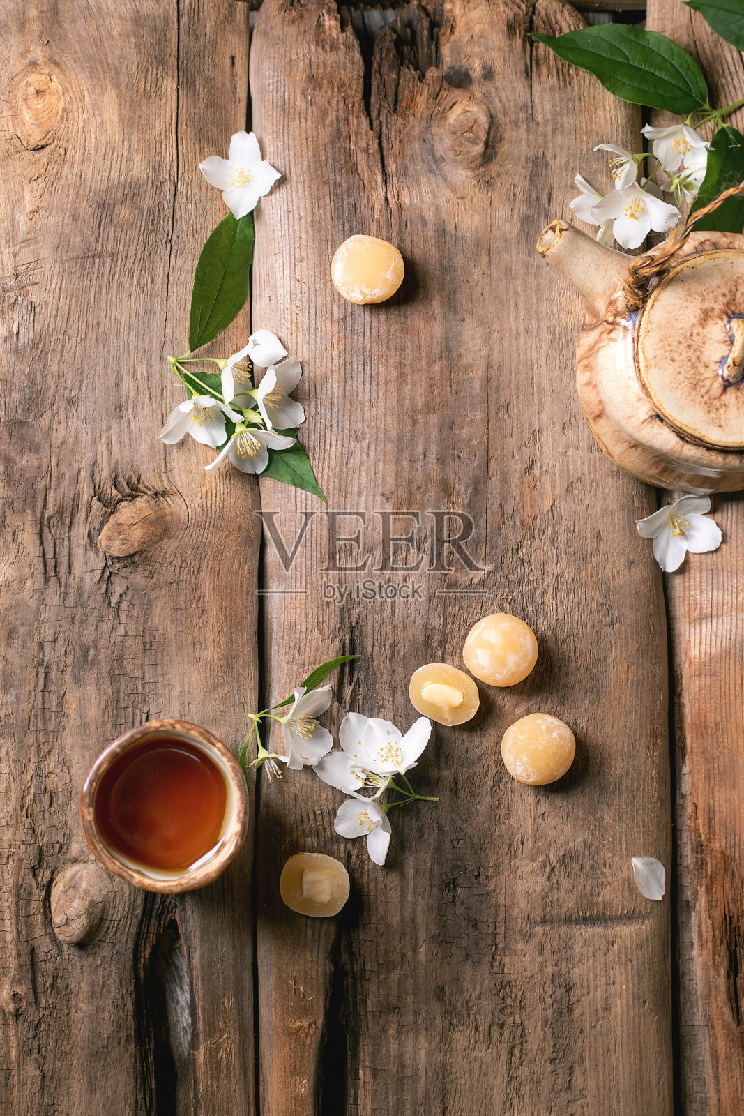 茶时间 白色花朵 木质背景照片摄影图片