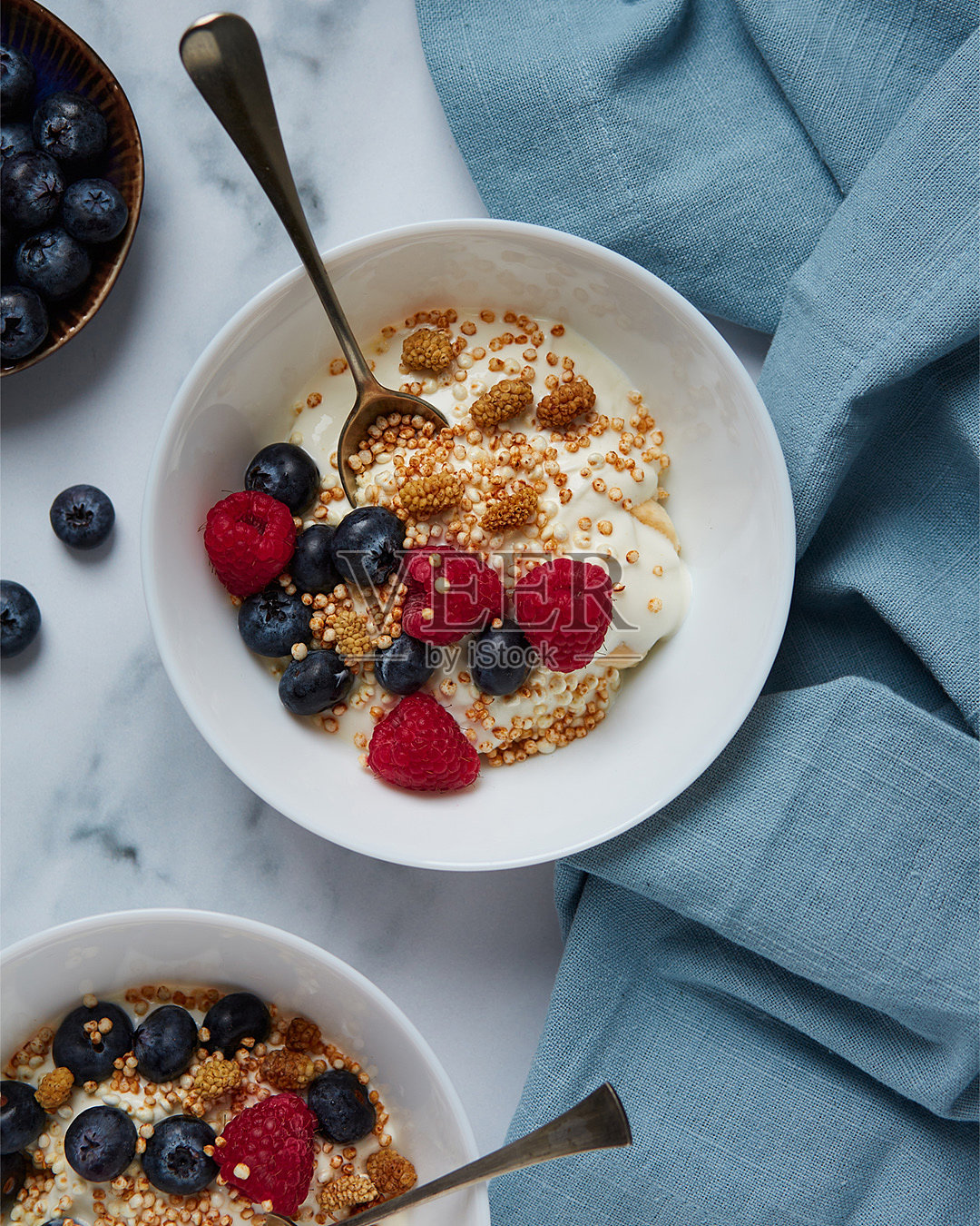 希腊酸奶配浆果照片摄影图片