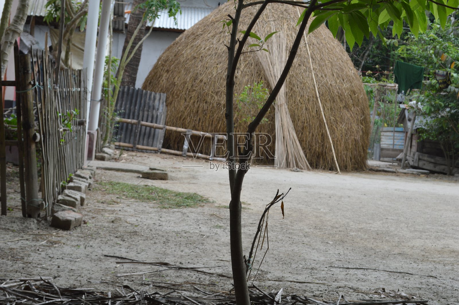 乡村农场院子, haystack 和木栅栏照片摄影图片