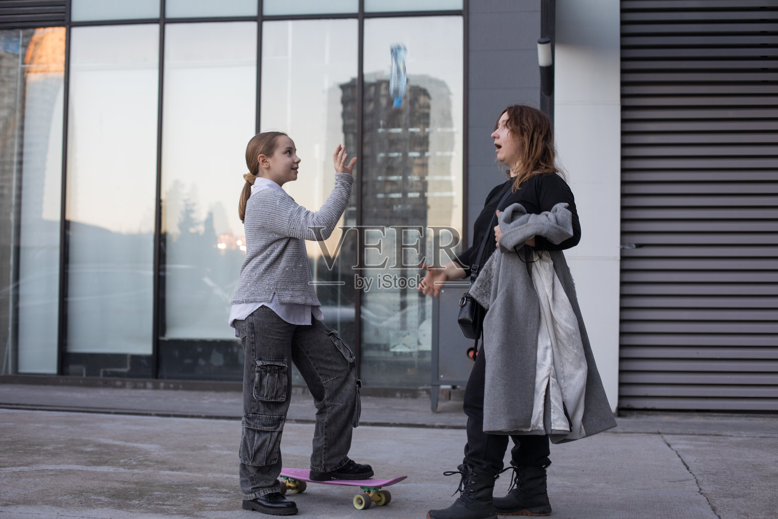 顽皮的女儿和母亲在户外玩得很开心照片摄影图片