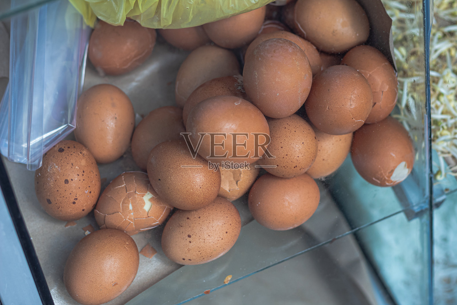 新鲜农场鸡蛋出售,部分蛋壳有裂纹照片摄影图片