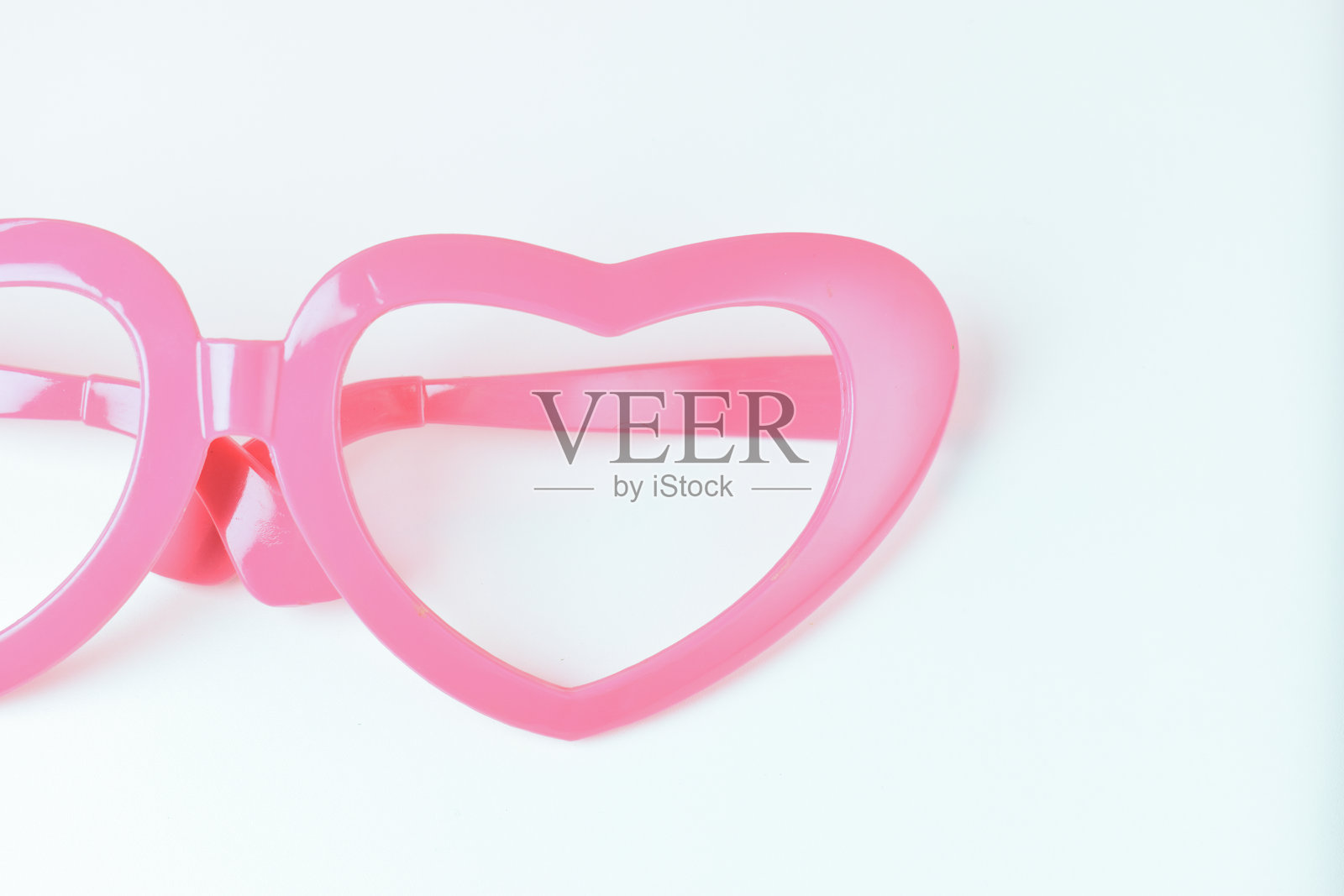白色背景上的粉色心形眼镜照片摄影图片