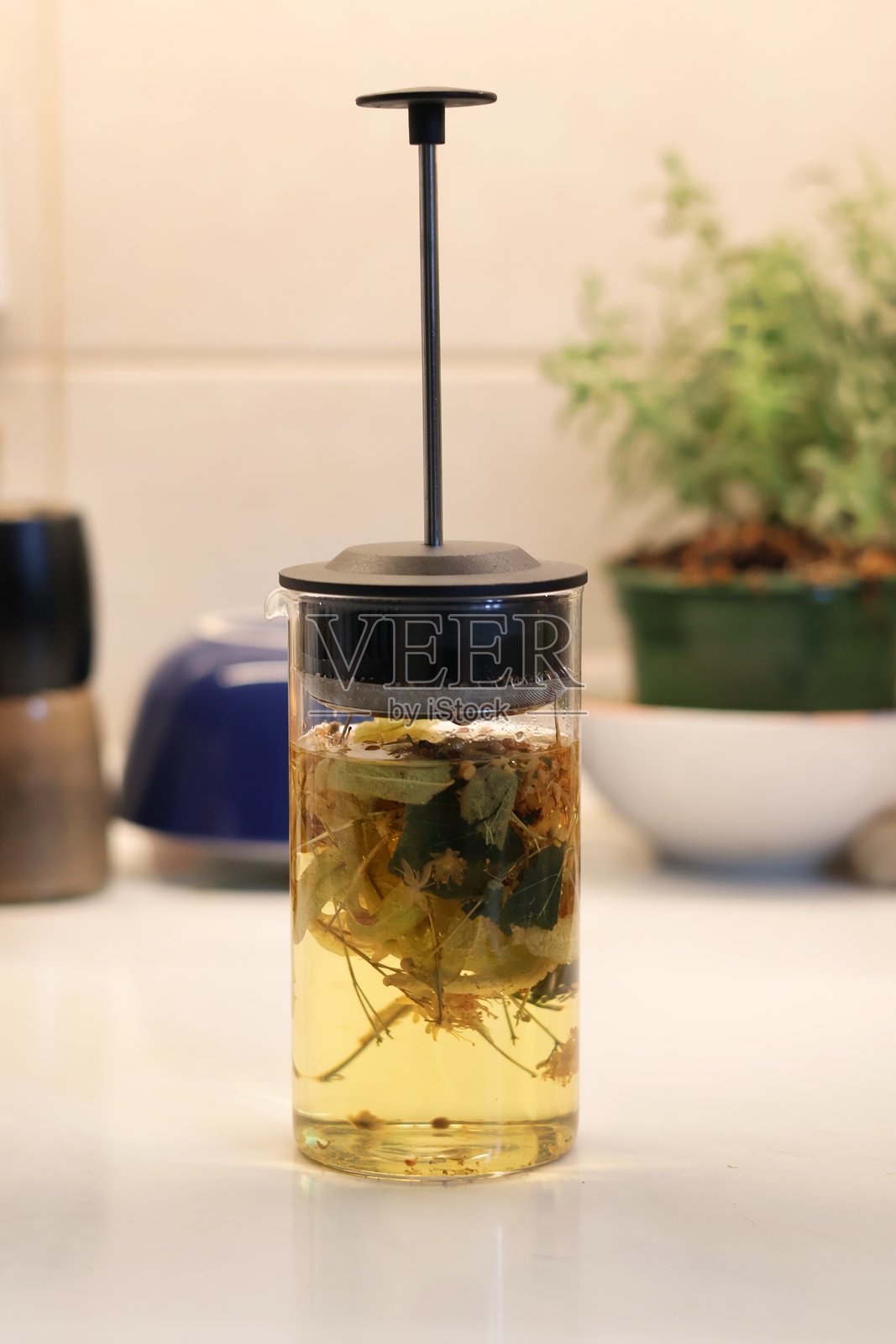 菩提花茶;透明容器中泡制的菩提花特写照片摄影图片