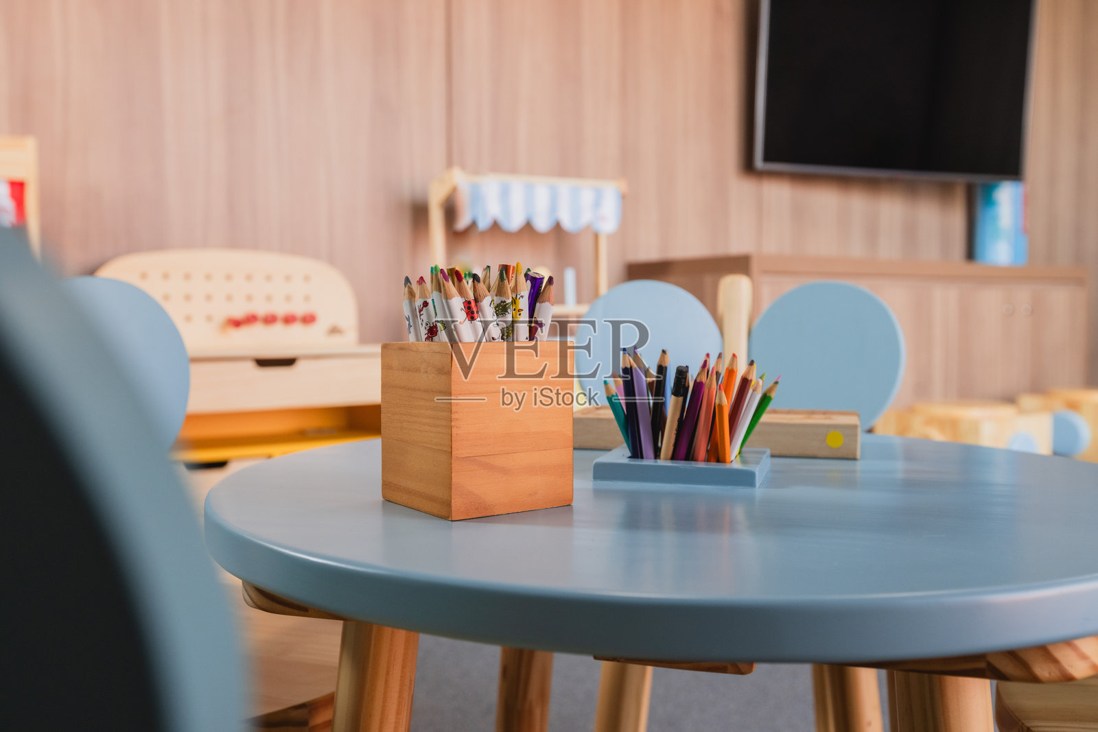 儿童学校桌子上的彩色铅笔照片摄影图片