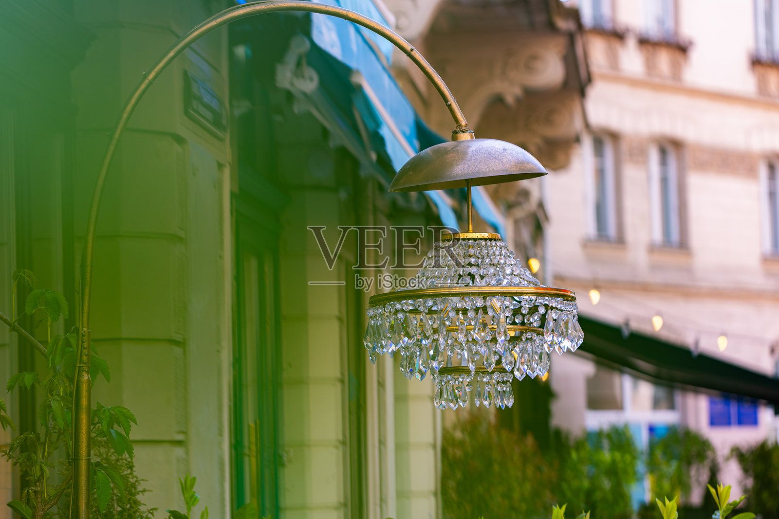 建筑外部的华丽水晶吊灯照片摄影图片