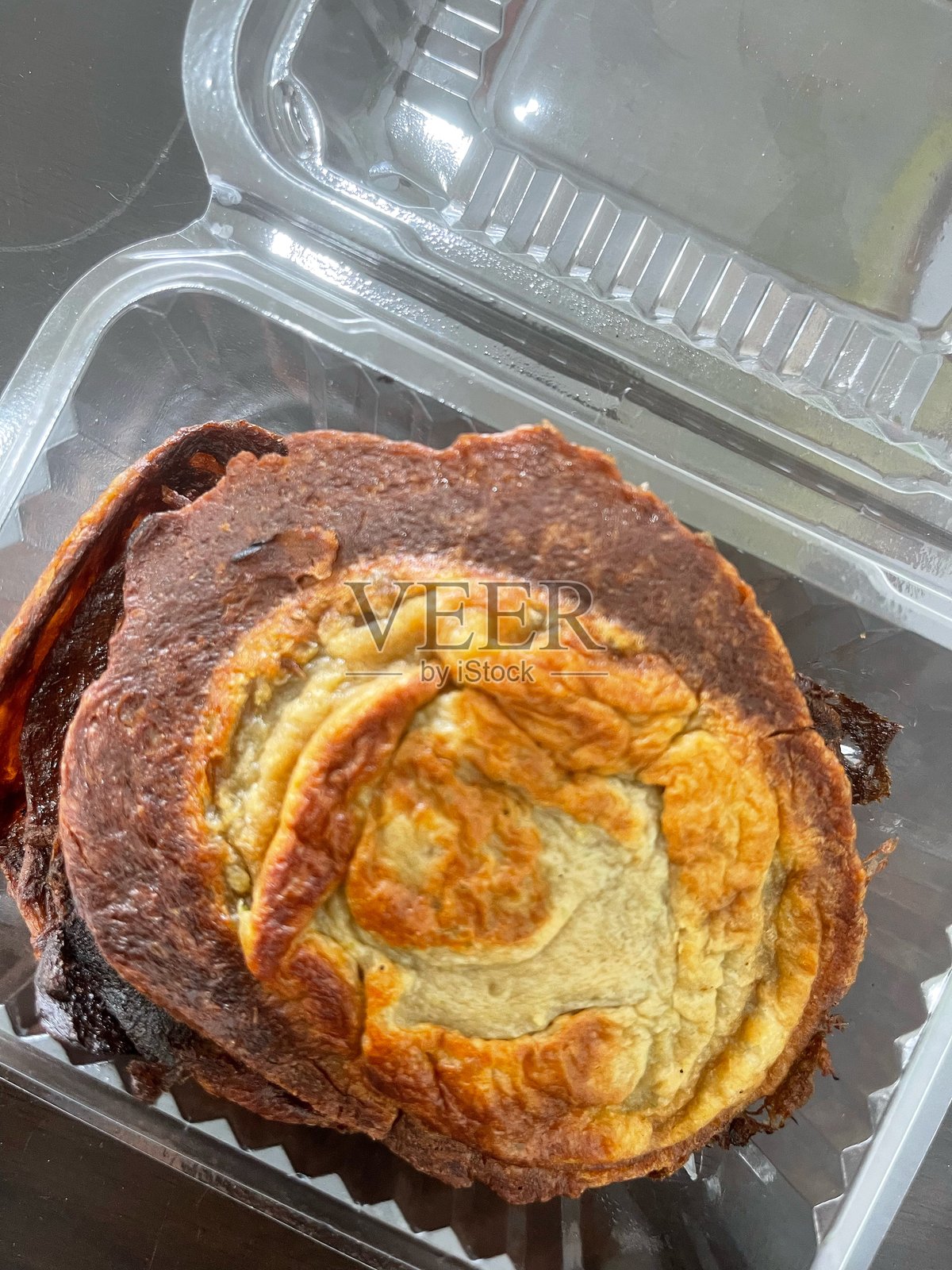 大号的阿哥糕装在透明塑料容器中照片摄影图片