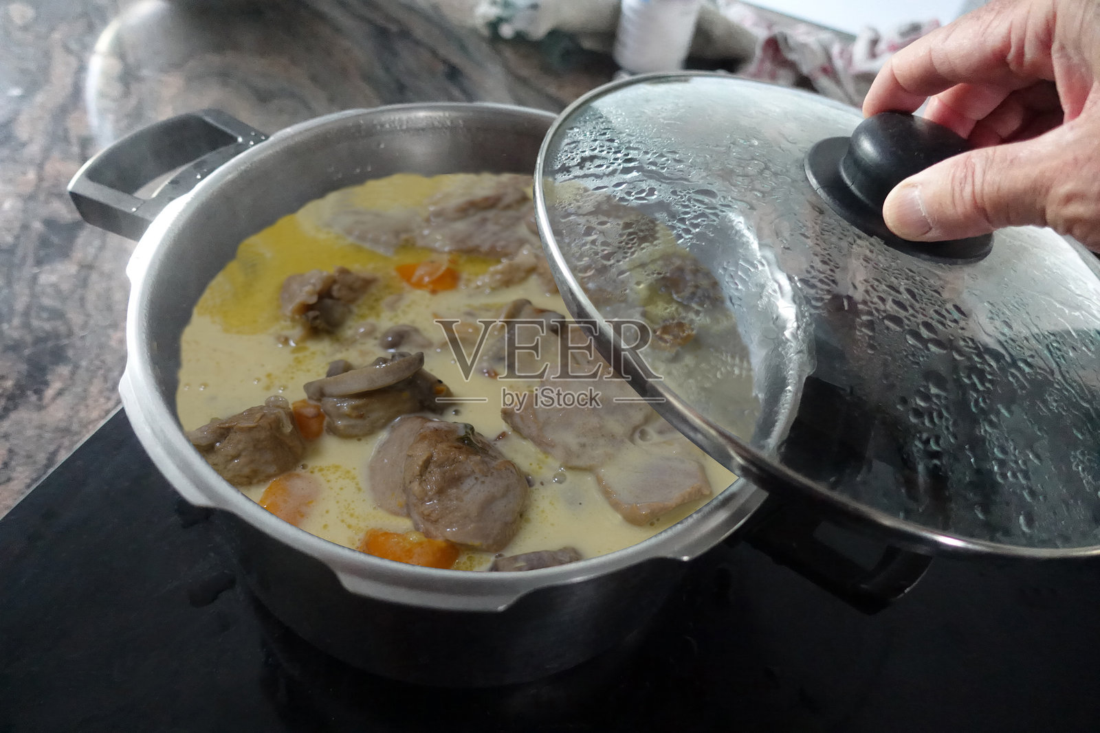 法式传统菜肴:炖锅中盖着盖子的奶油小牛肉炖菜照片摄影图片