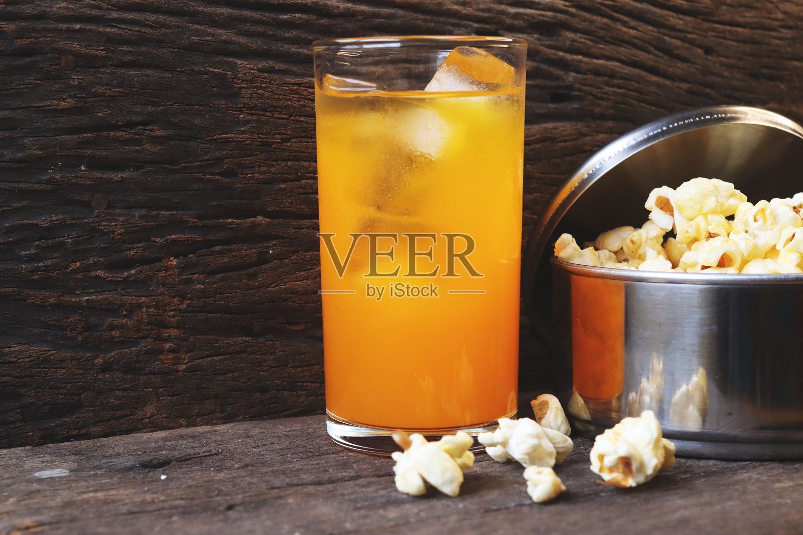 爆米花和橙色软饮料照片摄影图片