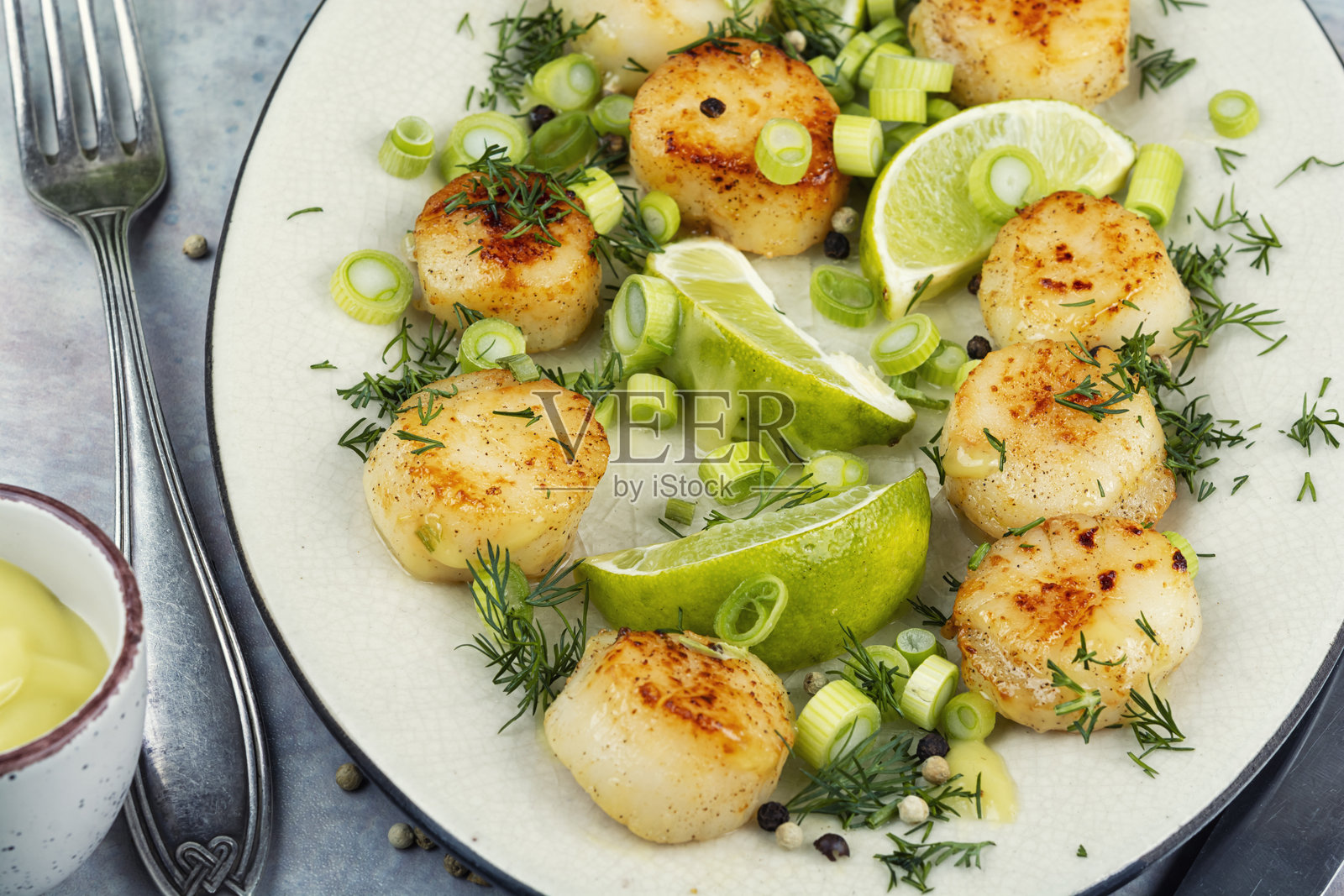 调味炸海扇贝。照片摄影图片