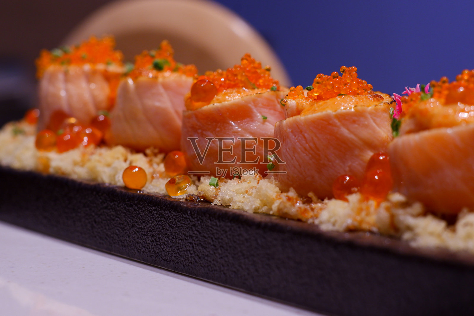 寿司卷烤三文鱼照片摄影图片