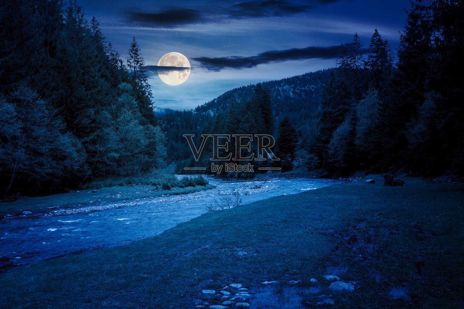 夜晚的山地风景与河流照片摄影图片